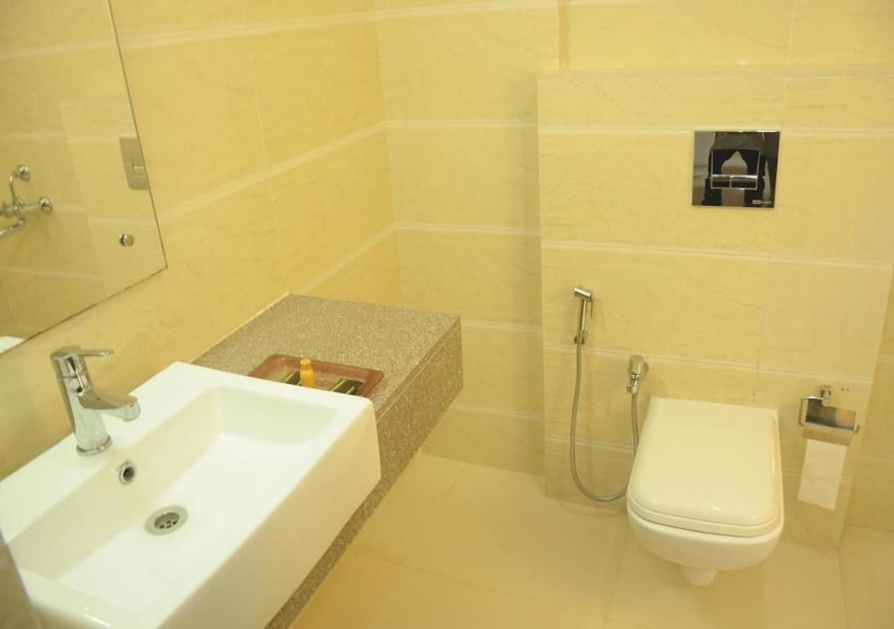 Hotel Reevanta Daman Bagian luar foto