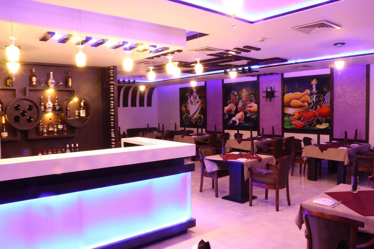 Hotel Reevanta Daman Bagian luar foto