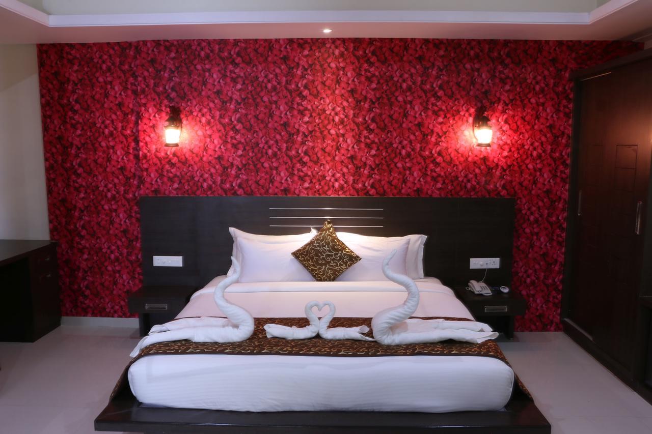 Hotel Reevanta Daman Bagian luar foto