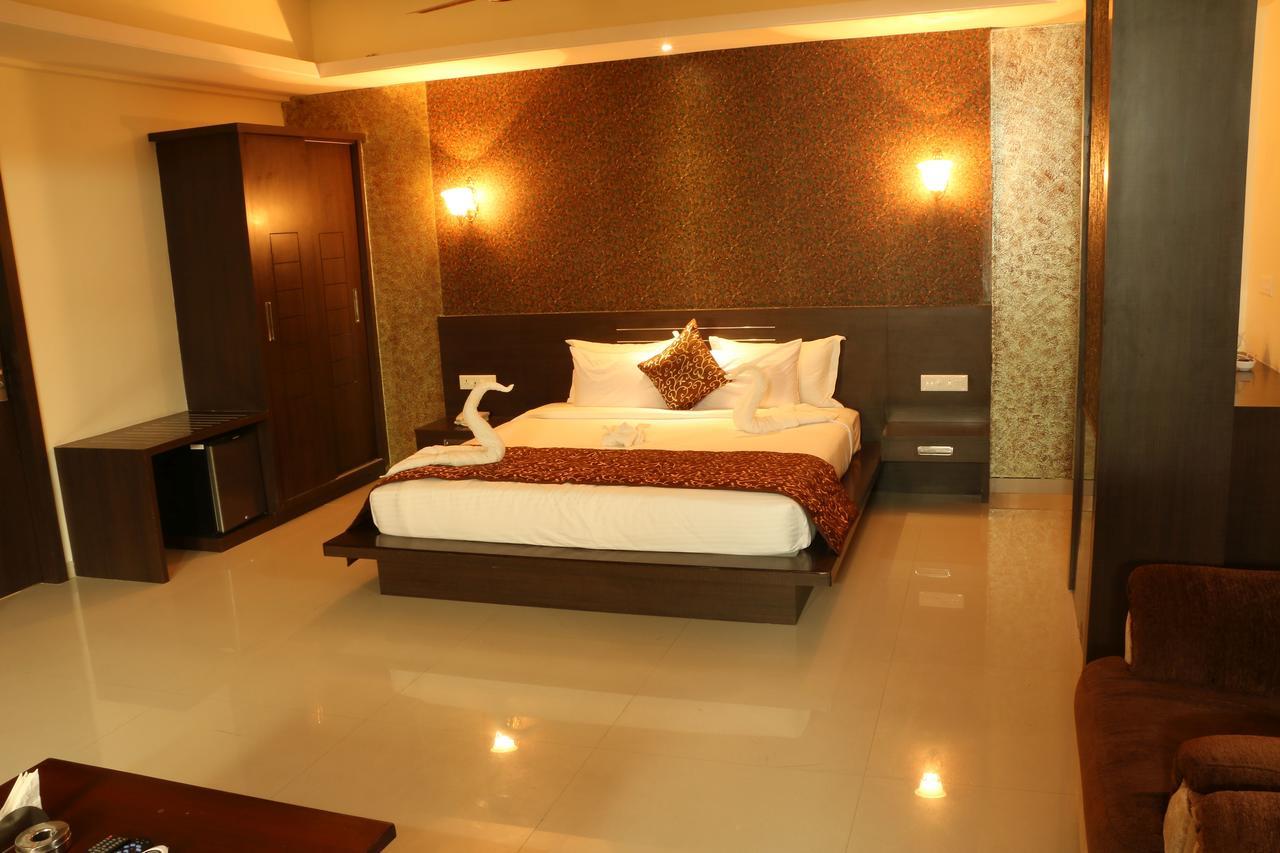Hotel Reevanta Daman Bagian luar foto