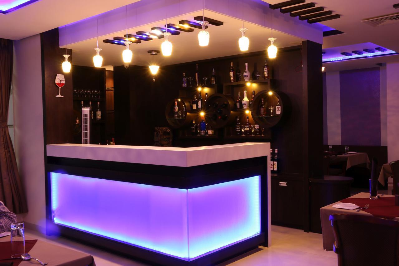 Hotel Reevanta Daman Bagian luar foto