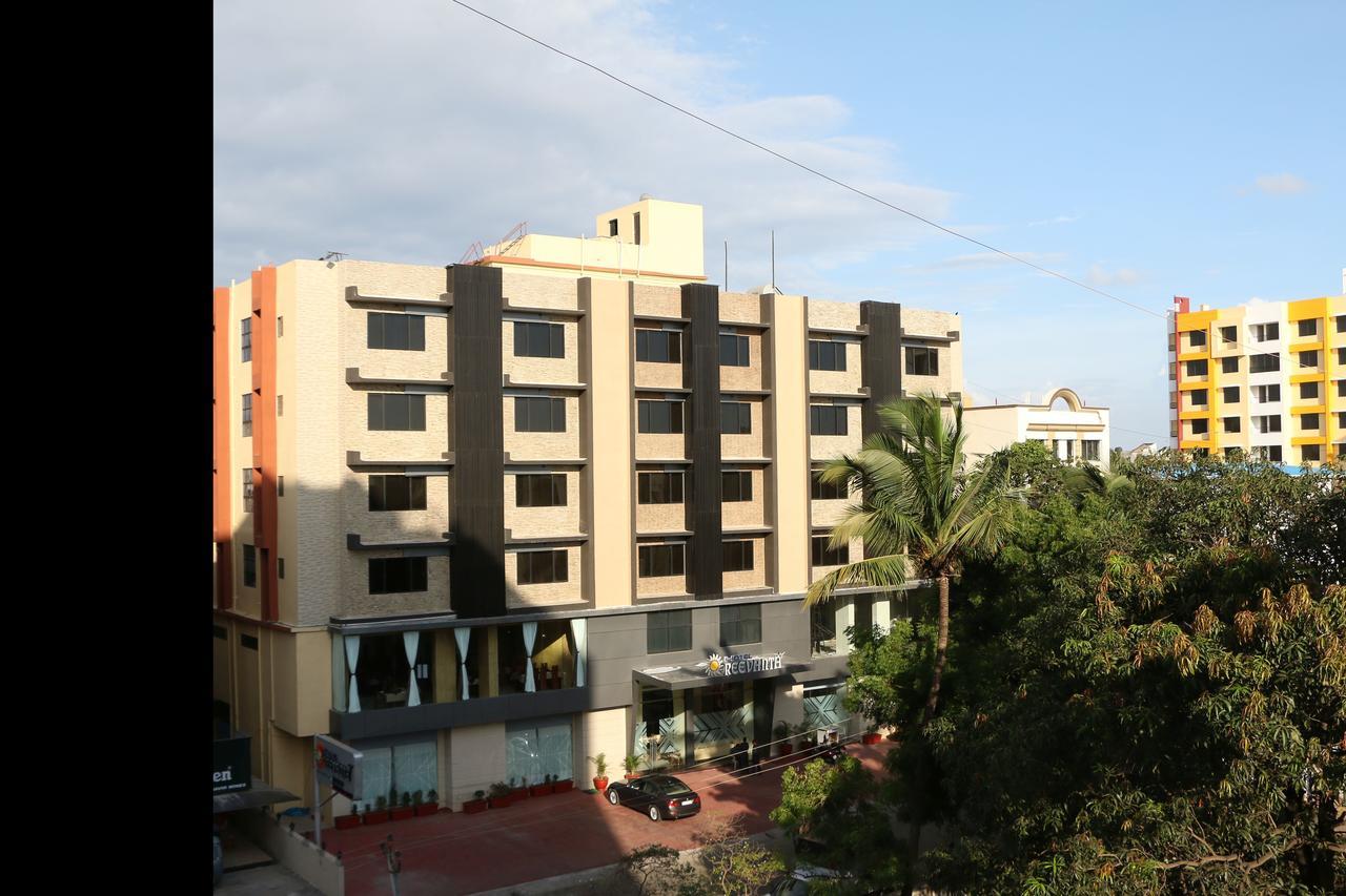 Hotel Reevanta Daman Bagian luar foto