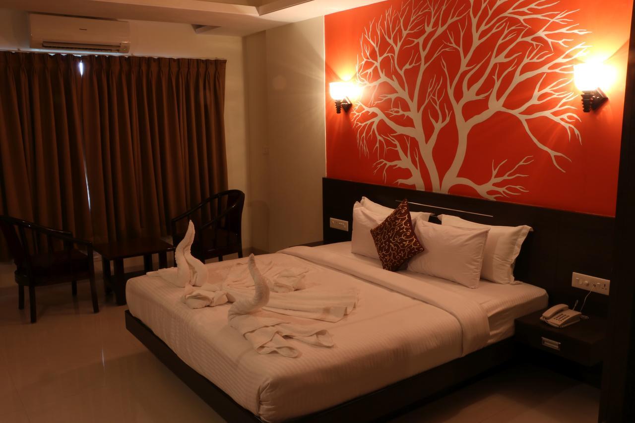 Hotel Reevanta Daman Bagian luar foto