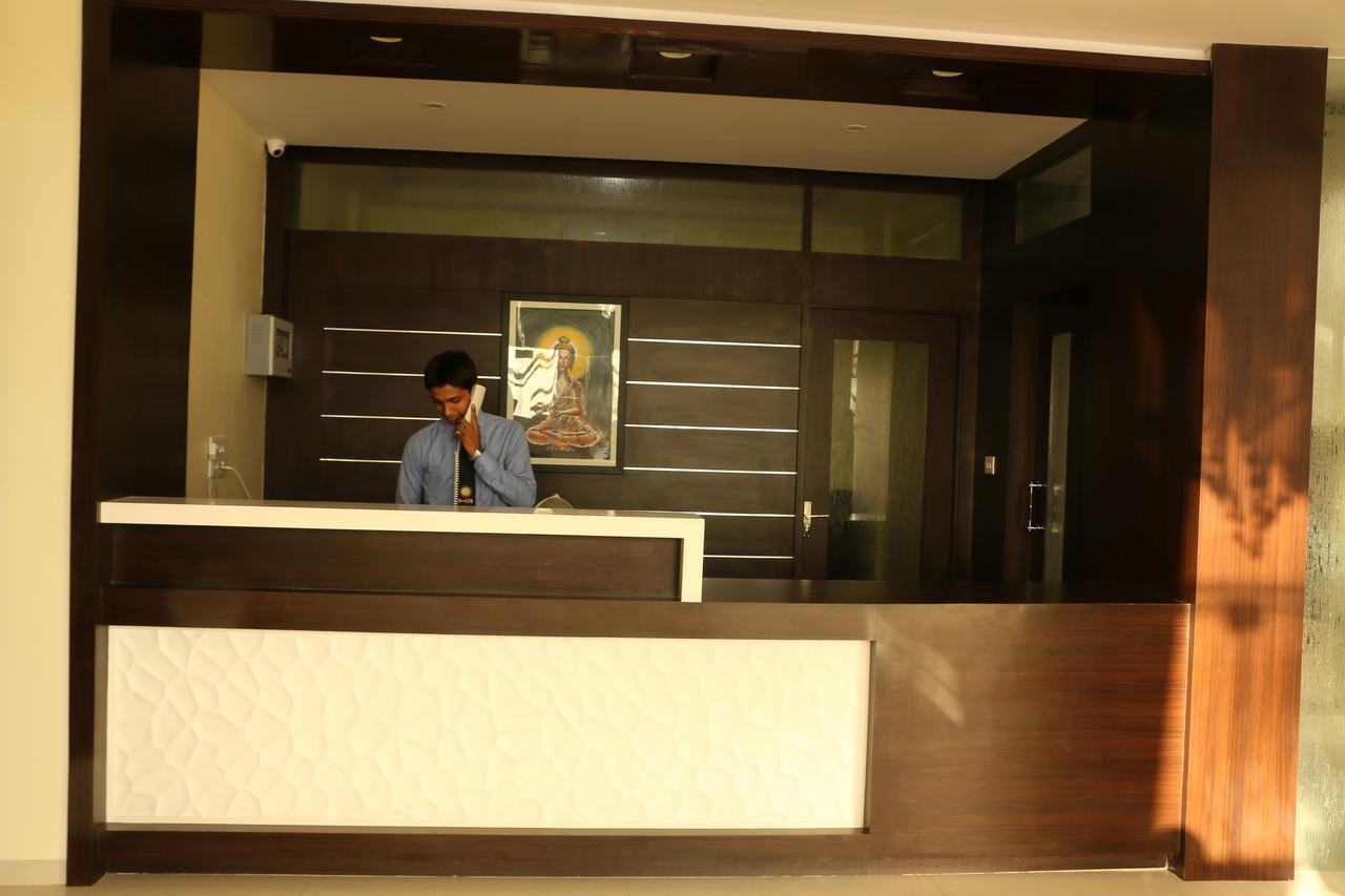 Hotel Reevanta Daman Bagian luar foto