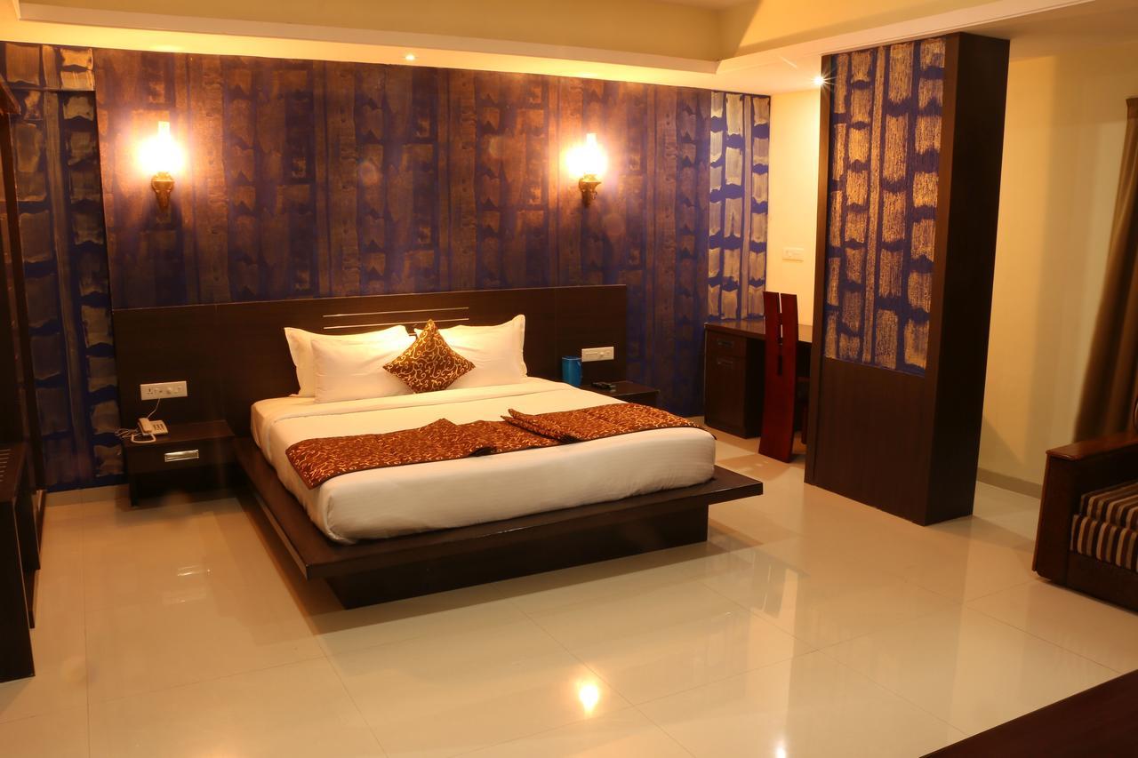 Hotel Reevanta Daman Bagian luar foto
