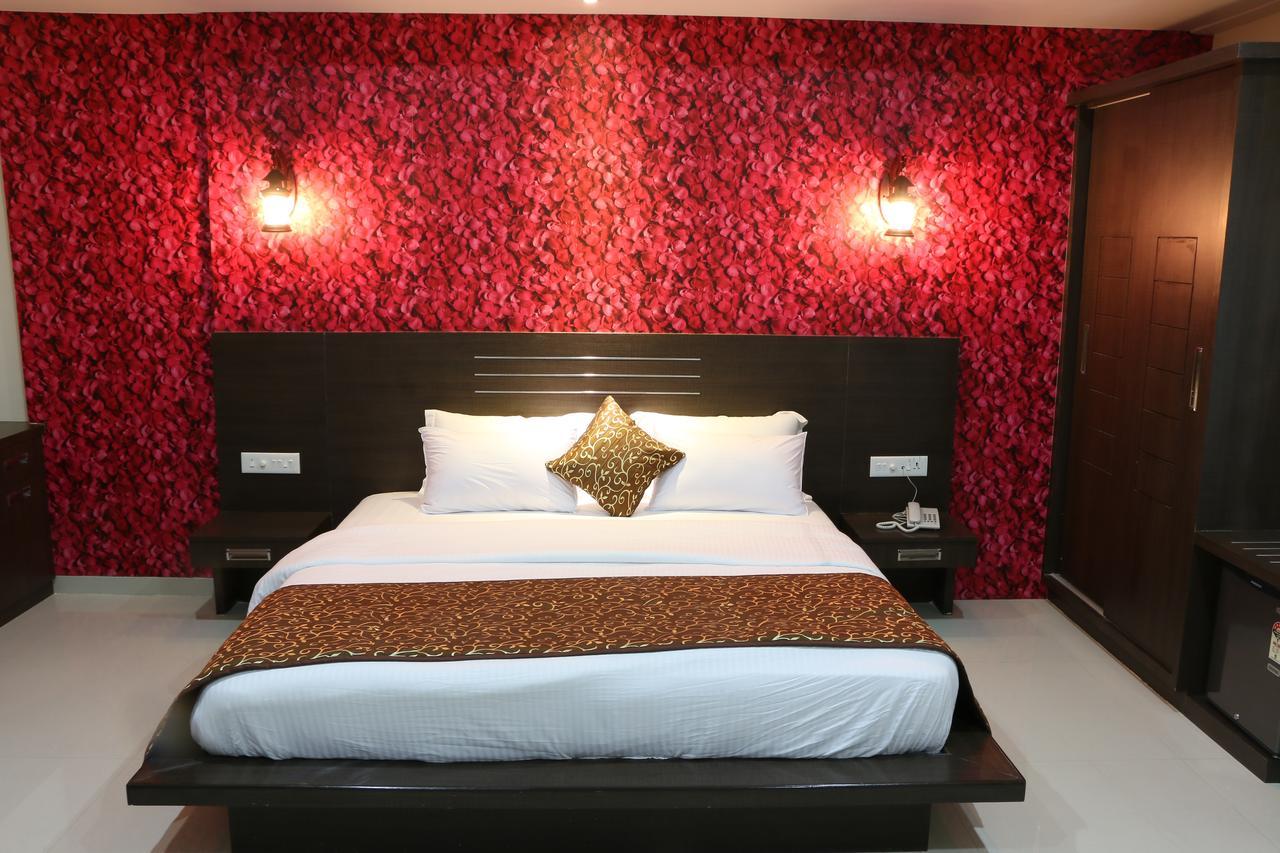Hotel Reevanta Daman Bagian luar foto