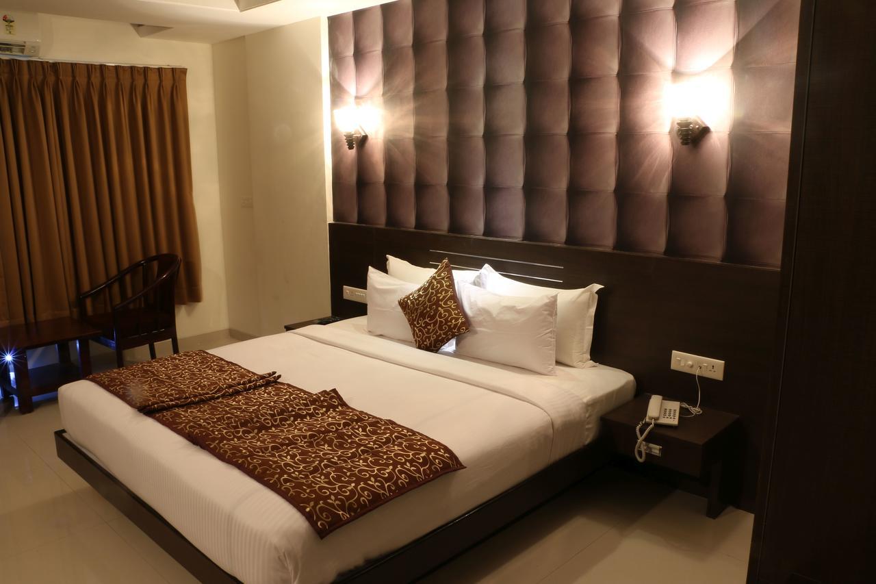 Hotel Reevanta Daman Bagian luar foto