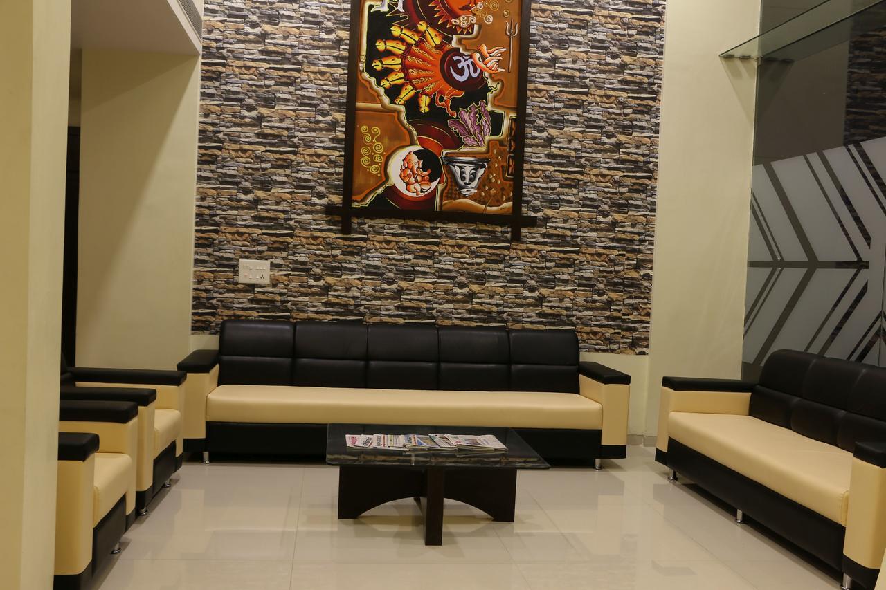 Hotel Reevanta Daman Bagian luar foto
