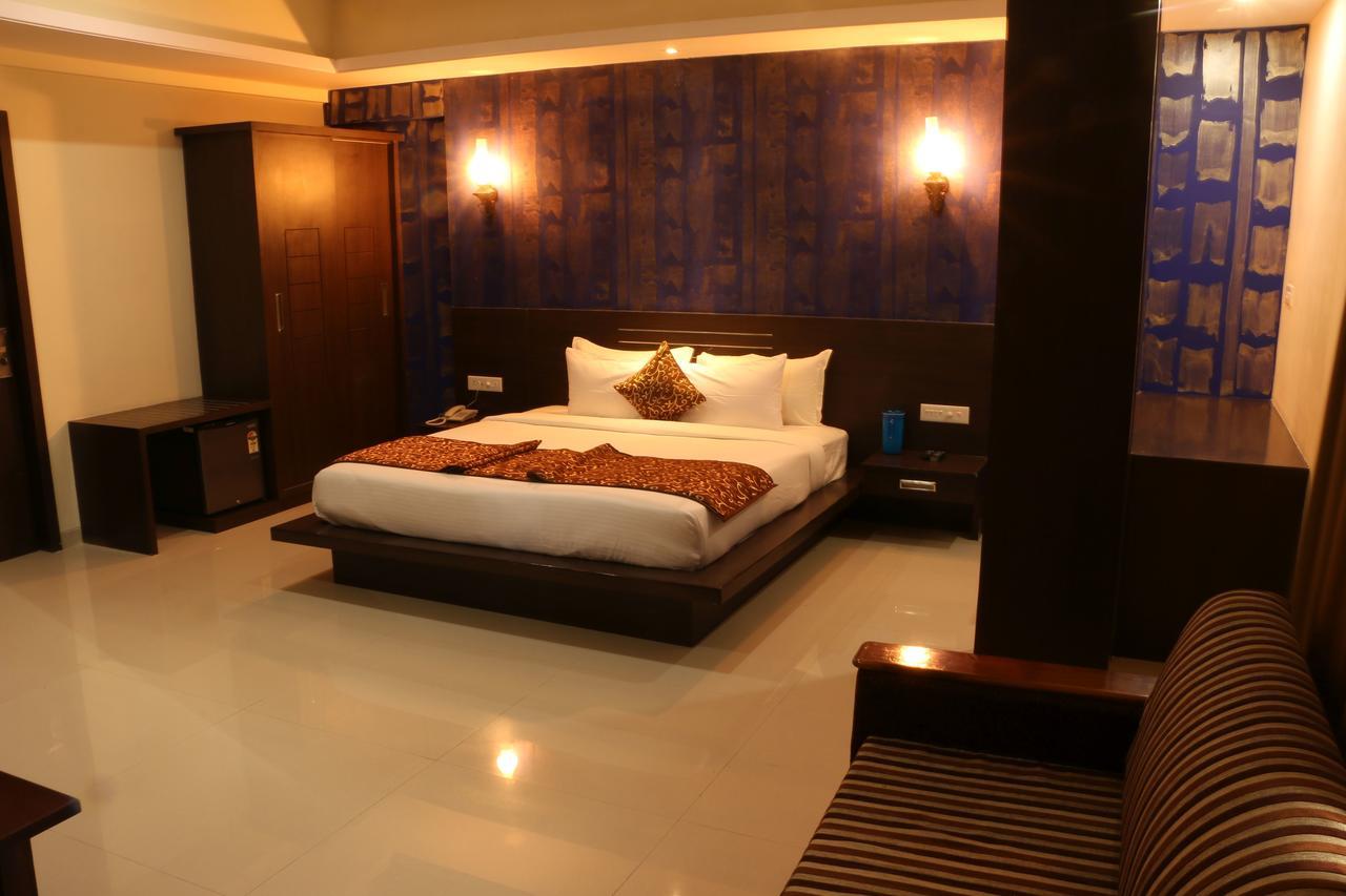 Hotel Reevanta Daman Bagian luar foto