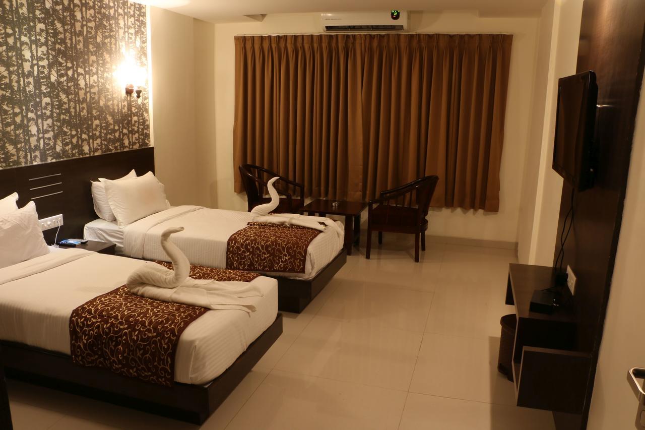 Hotel Reevanta Daman Bagian luar foto