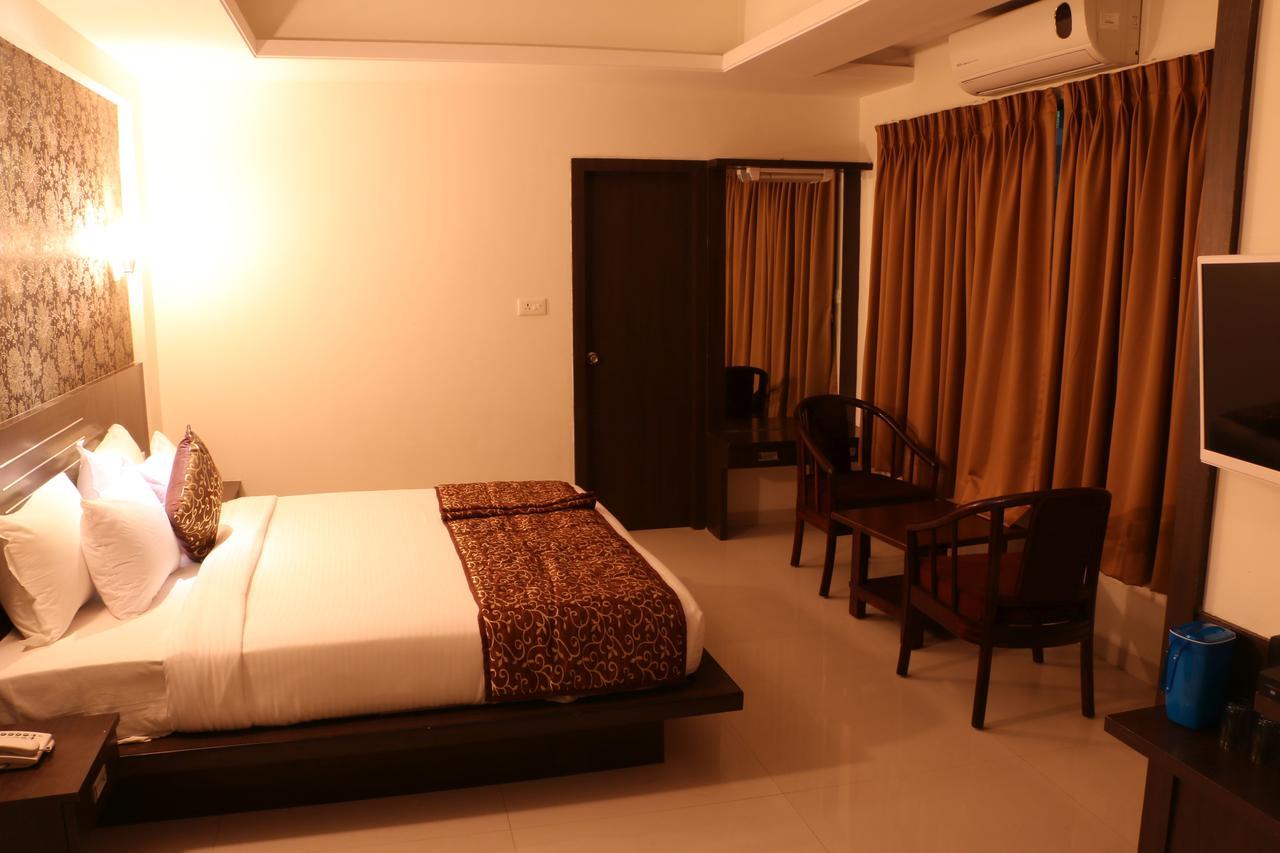Hotel Reevanta Daman Bagian luar foto